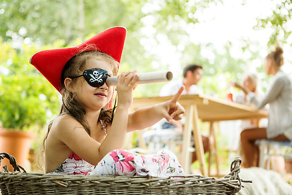 포토 JPG 주간 전신 서양인 외국인 응시 여자 남자 할머니 어린이 가족 엄마 대가족 사람 앉기 여러명 상반신 20대 성인 야외 옆모습 아웃포커스 캐주얼 여름 30대 금발 화목 망원경 가리킴 가족라이프 아빠 60대 즐거움 체코 해적 해적놀이 국내포토 자연요소 라이프스타일 헤어스타일 시선 옷 계절 노년 감정 유럽 뷰포인트 다수 컨셉 관계 모션 놀이 촬영기법 인종 손짓 청년 장년 도둑 파일형식