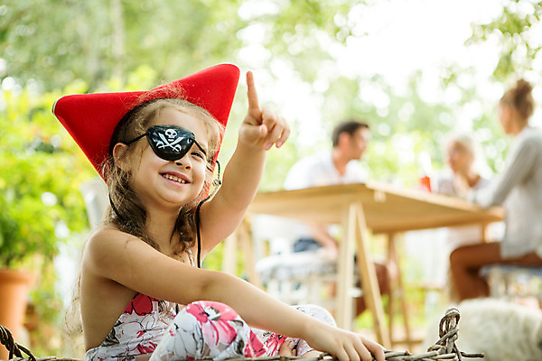 포토 JPG 주간 전신 서양인 외국인 응시 여자 남자 할머니 어린이 가족 엄마 대가족 사람 앉기 여러명 상반신 20대 성인 야외 옆모습 아웃포커스 캐주얼 여름 30대 금발 화목 망원경 가리킴 가족라이프 아빠 60대 즐거움 체코 해적 해적놀이 국내포토 자연요소 라이프스타일 헤어스타일 시선 옷 계절 노년 감정 유럽 뷰포인트 다수 컨셉 관계 모션 놀이 촬영기법 인종 손짓 청년 장년 도둑 파일형식