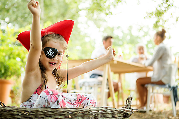 포토 JPG 주간 전신 서양인 외국인 응시 여자 남자 할머니 어린이 가족 엄마 대가족 사람 앉기 여러명 상반신 20대 성인 야외 옆모습 아웃포커스 캐주얼 여름 30대 금발 손들기 화목 망원경 가리킴 가족라이프 아빠 60대 즐거움 체코 해적 해적놀이 손뻗기 국내포토 자연요소 라이프스타일 헤어스타일 시선 옷 계절 노년 감정 유럽 뷰포인트 다수 컨셉 관계 모션 놀이 촬영기법 인종 손짓 청년 장년 도둑 파일형식
