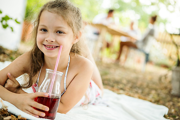 포토 JPG 주간 서양인 외국인 응시 여자 남자 할머니 어린이 엎드리기 가족 엄마 대가족 빨대 미소 사람 소녀 여러명 상반신 20대 성인 야외 앞모습 아웃포커스 캐주얼 여름 30대 금발 팔짱 화목 가족라이프 아빠 60대 즐거움 체코 주시 국내포토 자연요소 라이프스타일 헤어스타일 시선 옷 계절 노년 감정 유럽 뷰포인트 다수 컨셉 관계 모션 촬영기법 표정 인종 청년 장년 파일형식