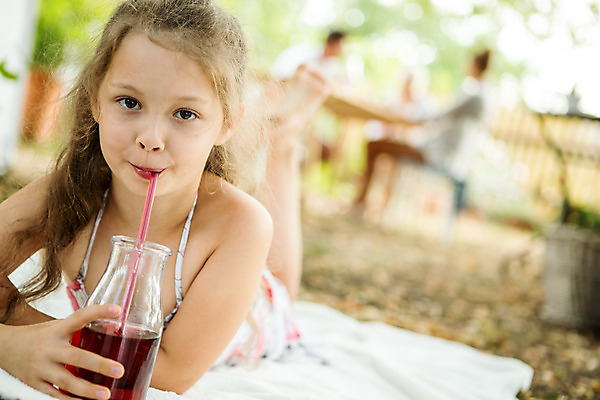 포토 JPG 주간 전신 서양인 외국인 응시 여자 남자 할머니 어린이 엎드리기 가족 엄마 대가족 빨대 미소 사람 소녀 여러명 20대 성인 야외 앞모습 아웃포커스 캐주얼 여름 30대 금발 팔짱 화목 가족라이프 아빠 60대 즐거움 체코 주시 국내포토 자연요소 라이프스타일 헤어스타일 시선 옷 계절 노년 감정 유럽 뷰포인트 다수 컨셉 관계 모션 촬영기법 표정 인종 청년 장년 파일형식