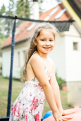 포토 JPG 주간 서양인 외국인 여자 어린이라이프 어린이 놀이 한명 서기 미소 사람 소녀 상반신 야외 옆모습 캐주얼 여름 금발 짐볼 즐거움 체코 소녀한명만 국내포토 자연요소 1 라이프스타일 헤어스타일 옷 계절 감정 유럽 뷰포인트 모션 표정 인종 여자한명만 소녀만 파일형식