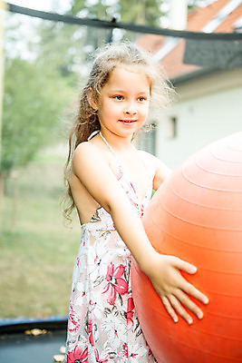 포토 JPG 주간 서양인 외국인 여자 어린이라이프 어린이 놀이 한명 서기 미소 들기 사람 소녀 상반신 야외 옆모습 캐주얼 여름 금발 짐볼 즐거움 체코 소녀한명만 국내포토 자연요소 1 라이프스타일 헤어스타일 옷 계절 감정 유럽 뷰포인트 모션 표정 인종 여자한명만 소녀만 파일형식