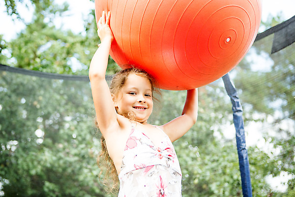 포토 JPG 주간 서양인 외국인 여자 어린이라이프 어린이 로우앵글 놀이 한명 서기 미소 들기 사람 소녀 상반신 야외 옆모습 캐주얼 여름 금발 짐볼 즐거움 체코 소녀한명만 국내포토 자연요소 1 라이프스타일 헤어스타일 옷 계절 감정 유럽 뷰포인트 모션 표정 인종 여자한명만 소녀만 파일형식