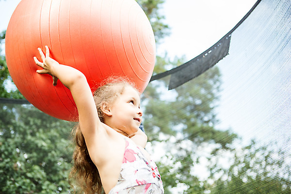 포토 JPG 주간 서양인 외국인 여자 어린이라이프 어린이 로우앵글 놀이 한명 서기 미소 들기 사람 소녀 상반신 야외 옆모습 캐주얼 여름 금발 짐볼 즐거움 체코 소녀한명만 국내포토 자연요소 1 라이프스타일 헤어스타일 옷 계절 감정 유럽 뷰포인트 모션 표정 인종 여자한명만 소녀만 파일형식