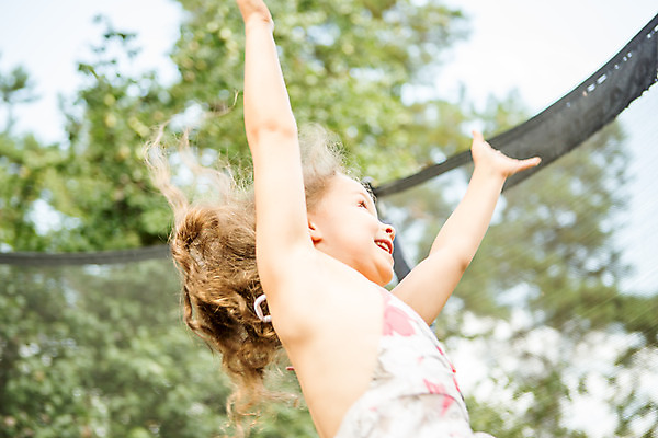 포토 JPG 주간 서양인 외국인 여자 어린이라이프 로우앵글 놀이 한명 서기 미소 사람 소녀 상반신 야외 옆모습 캐주얼 여름 금발 점프 던지기 짐볼 즐거움 체코 소녀한명만 국내포토 자연요소 1 라이프스타일 헤어스타일 옷 계절 감정 유럽 어린이 뷰포인트 모션 표정 인종 여자한명만 소녀만 파일형식
