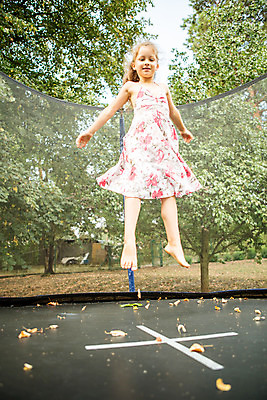 포토 JPG 주간 전신 서양인 외국인 여자 어린이라이프 어린이 로우앵글 놀이 한명 서기 미소 사람 소녀 야외 앞모습 캐주얼 여름 금발 점프 즐거움 체코 소녀한명만 국내포토 자연요소 1 라이프스타일 헤어스타일 옷 계절 감정 유럽 뷰포인트 모션 표정 인종 여자한명만 소녀만 파일형식