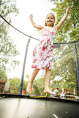 포토 JPG 주간 전신 서양인 외국인 여자 어린이라이프 어린이 로우앵글 놀이 팔벌리기 한명 서기 미소 사람 소녀 야외 앞모습 캐주얼 여름 금발 손들기 점프 즐거움 체코 손뻗기 소녀한명만 국내포토 자연요소 1 라이프스타일 헤어스타일 옷 계절 감정 유럽 뷰포인트 모션 표정 인종 여자한명만 소녀만 파일형식