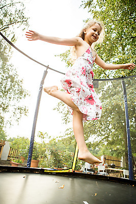 포토 JPG 주간 전신 서양인 외국인 여자 어린이라이프 어린이 로우앵글 놀이 팔벌리기 한명 서기 미소 사람 소녀 야외 앞모습 캐주얼 여름 금발 손들기 점프 즐거움 체코 손뻗기 소녀한명만 국내포토 자연요소 1 라이프스타일 헤어스타일 옷 계절 감정 유럽 뷰포인트 모션 표정 인종 여자한명만 소녀만 파일형식