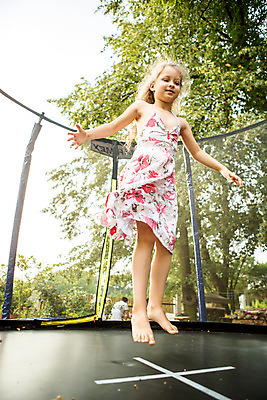 포토 JPG 주간 전신 서양인 외국인 여자 어린이라이프 어린이 로우앵글 놀이 팔벌리기 한명 서기 미소 사람 소녀 야외 캐주얼 여름 금발 점프 즐거움 체코 소녀한명만 국내포토 자연요소 1 라이프스타일 헤어스타일 옷 계절 감정 유럽 뷰포인트 모션 표정 인종 여자한명만 소녀만 파일형식