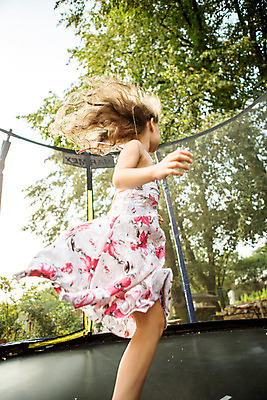 포토 JPG 주간 서양인 외국인 여자 어린이라이프 어린이 로우앵글 놀이 팔벌리기 한명 서기 미소 사람 소녀 상반신 야외 옆모습 캐주얼 여름 금발 점프 즐거움 체코 소녀한명만 국내포토 자연요소 1 라이프스타일 헤어스타일 옷 계절 감정 유럽 뷰포인트 모션 표정 인종 여자한명만 소녀만 파일형식