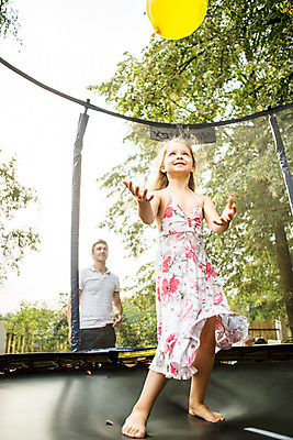 포토 JPG 주간 서양인 외국인 응시 여자 남자 딸 어린이라이프 어린이 로우앵글 가족 놀이 서기 미소 들기 사람 소녀 성인 야외 두명 앞모습 옆모습 캐주얼 여름 30대 금발 화목 가족라이프 아빠 즐거움 체코 풍선 부녀 국내포토 자연요소 라이프스타일 헤어스타일 시선 옷 계절 감정 유럽 뷰포인트 컨셉 관계 모션 표정 인종 장년 파일형식
