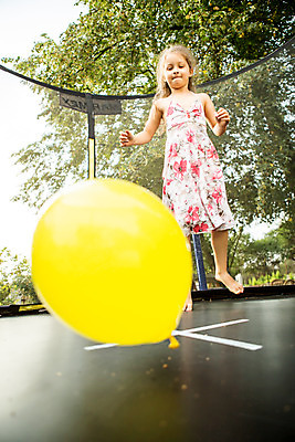 포토 JPG 주간 전신 서양인 외국인 응시 여자 딸 어린이라이프 어린이 로우앵글 가족 놀이 한명 미소 들기 사람 소녀 야외 앞모습 캐주얼 여름 금발 점프 체코 풍선 소녀한명만 국내포토 자연요소 1 라이프스타일 헤어스타일 시선 옷 계절 유럽 뷰포인트 관계 모션 표정 인종 여자한명만 소녀만 파일형식