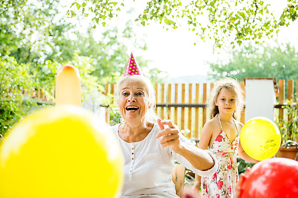 포토 JPG 주간 서양인 여자 노년 행복 할머니 어린이 가족 놀이 손녀 대가족 미소 들기 사람 소녀 상반신 성인 야외 두명 앞모습 아웃포커스 캐주얼 여름 컬러풀 금발 파티 화목 고깔모자 백발 가족라이프 60대 즐거움 체코 풍선 여자만 국내포토 자연요소 외국인 모자_잡화 라이프스타일 헤어스타일 옷 계절 감정 유럽 뷰포인트 컬러 컨셉 관계 모션 촬영기법 표정 이벤트 손주 파일형식
