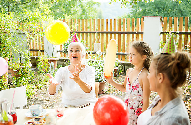포토 JPG 주간 서양인 여자 노년 행복 할머니 어린이 가족 놀이 모녀 엄마 손녀 대가족 서기 웃음 들기 사람 앉기 손짓 소녀 상반신 20대 성인 야외 앞모습 옆모습 아웃포커스 캐주얼 세명 여름 30대 컬러풀 금발 파티 화목 고깔모자 백발 가족라이프 60대 삼대 즐거움 체코 풍선 여자만 국내포토 자연요소 외국인 모자_잡화 라이프스타일 헤어스타일 옷 계절 딸 감정 유럽 뷰포인트 컬러 컨셉 관계 모션 촬영기법 표정 이벤트 청년 장년 손주 파일형식