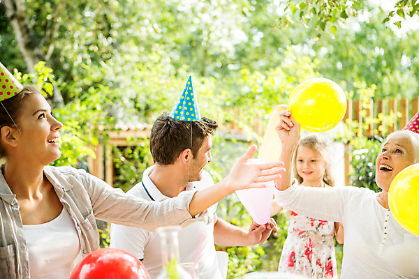 포토 JPG 주간 서양인 응시 여자 남자 딸 행복 할머니 어린이 가족 놀이 엄마 손녀 대가족 서기 미소 들기 사람 앉기 소녀 여러명 상반신 20대 성인 야외 앞모습 옆모습 캐주얼 여름 30대 컬러풀 파티 화목 고깔모자 가족라이프 아빠 60대 삼대 즐거움 체코 풍선 국내포토 자연요소 외국인 모자_잡화 라이프스타일 시선 옷 계절 노년 감정 유럽 뷰포인트 컬러 다수 컨셉 관계 모션 표정 이벤트 청년 장년 손주 파일형식