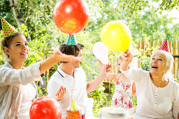 포토 JPG 주간 서양인 응시 여자 남자 딸 행복 할머니 어린이 가족 놀이 엄마 손녀 대가족 서기 미소 들기 사람 앉기 소녀 여러명 상반신 20대 성인 야외 앞모습 옆모습 캐주얼 여름 30대 컬러풀 금발 파티 화목 고깔모자 백발 가족라이프 아빠 60대 삼대 즐거움 체코 풍선 국내포토 자연요소 외국인 모자_잡화 라이프스타일 헤어스타일 시선 옷 계절 노년 감정 유럽 뷰포인트 컬러 다수 컨셉 관계 모션 표정 이벤트 청년 장년 손주 파일형식