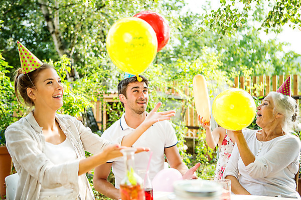 포토 JPG 주간 서양인 응시 여자 남자 딸 행복 할머니 어린이 가족 놀이 엄마 손녀 대가족 서기 미소 들기 사람 앉기 소녀 여러명 상반신 20대 성인 야외 앞모습 옆모습 캐주얼 여름 30대 컬러풀 금발 파티 화목 고깔모자 백발 가족라이프 아빠 60대 삼대 즐거움 체코 풍선 국내포토 자연요소 외국인 모자_잡화 라이프스타일 헤어스타일 시선 옷 계절 노년 감정 유럽 뷰포인트 컬러 다수 컨셉 관계 모션 표정 이벤트 청년 장년 손주 파일형식