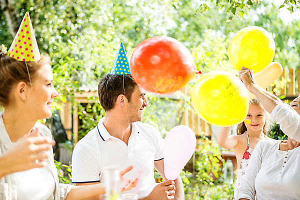 포토 JPG 주간 서양인 응시 여자 남자 딸 행복 할머니 어린이 가족 놀이 엄마 손녀 대가족 서기 미소 들기 사람 앉기 소녀 여러명 상반신 20대 성인 야외 앞모습 옆모습 캐주얼 여름 30대 컬러풀 파티 화목 고깔모자 가족라이프 아빠 60대 삼대 즐거움 체코 풍선 국내포토 자연요소 외국인 모자_잡화 라이프스타일 시선 옷 계절 노년 감정 유럽 뷰포인트 컬러 다수 컨셉 관계 모션 표정 이벤트 청년 장년 손주 파일형식