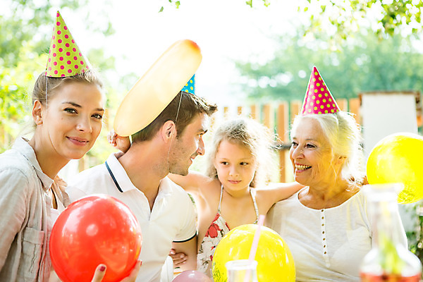 포토 JPG 주간 서양인 응시 여자 남자 딸 행복 할머니 어린이 가족 놀이 엄마 어깨동무 손녀 대가족 서기 미소 들기 사람 앉기 소녀 여러명 상반신 20대 성인 야외 앞모습 옆모습 캐주얼 여름 30대 컬러풀 금발 파티 화목 고깔모자 가족라이프 아빠 60대 삼대 즐거움 체코 풍선 국내포토 자연요소 외국인 모자_잡화 라이프스타일 헤어스타일 시선 옷 계절 노년 감정 유럽 뷰포인트 컬러 포즈 다수 컨셉 관계 모션 표정 이벤트 청년 장년 손주 파일형식