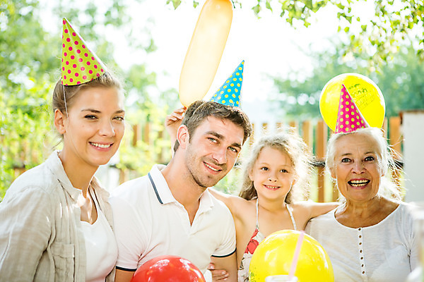 포토 JPG 주간 서양인 응시 여자 남자 딸 행복 할머니 어린이 가족 놀이 엄마 어깨동무 손녀 대가족 서기 미소 들기 사람 앉기 소녀 여러명 상반신 20대 성인 야외 앞모습 옆모습 캐주얼 여름 30대 컬러풀 금발 파티 화목 고깔모자 가족라이프 아빠 60대 삼대 즐거움 체코 풍선 국내포토 자연요소 외국인 모자_잡화 라이프스타일 헤어스타일 시선 옷 계절 노년 감정 유럽 뷰포인트 컬러 포즈 다수 컨셉 관계 모션 표정 이벤트 청년 장년 손주 파일형식