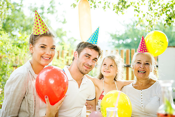 포토 JPG 주간 서양인 응시 여자 남자 딸 행복 할머니 어린이 가족 놀이 엄마 어깨동무 손녀 대가족 서기 미소 들기 사람 앉기 소녀 여러명 상반신 20대 성인 야외 앞모습 옆모습 캐주얼 여름 30대 컬러풀 금발 파티 화목 고깔모자 가족라이프 아빠 60대 삼대 즐거움 체코 풍선 국내포토 자연요소 외국인 모자_잡화 라이프스타일 헤어스타일 시선 옷 계절 노년 감정 유럽 뷰포인트 컬러 포즈 다수 컨셉 관계 모션 표정 이벤트 청년 장년 손주 파일형식