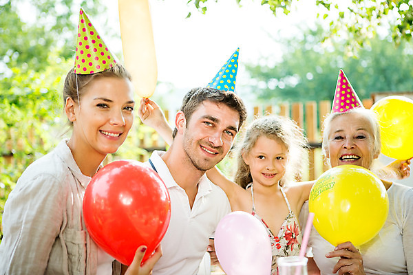 포토 JPG 주간 서양인 응시 여자 남자 딸 행복 할머니 어린이 가족 놀이 엄마 어깨동무 손녀 대가족 서기 미소 들기 사람 앉기 소녀 여러명 상반신 20대 성인 야외 앞모습 옆모습 캐주얼 여름 30대 컬러풀 금발 파티 화목 고깔모자 가족라이프 아빠 60대 삼대 즐거움 체코 풍선 국내포토 자연요소 외국인 모자_잡화 라이프스타일 헤어스타일 시선 옷 계절 노년 감정 유럽 뷰포인트 컬러 포즈 다수 컨셉 관계 모션 표정 이벤트 청년 장년 손주 파일형식