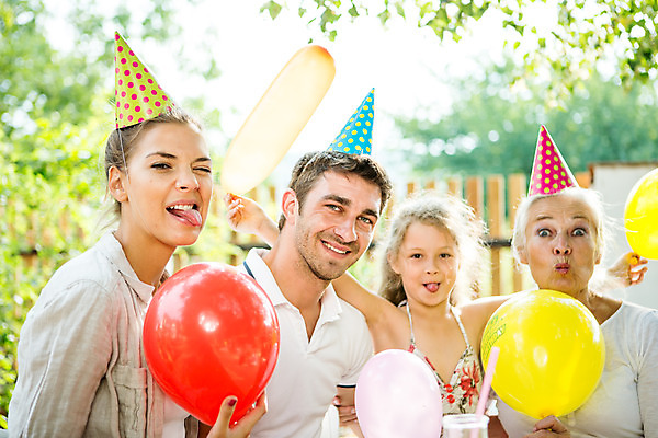포토 JPG 주간 서양인 응시 여자 남자 딸 행복 할머니 어린이 가족 놀이 엄마 어깨동무 손녀 대가족 서기 미소 들기 사람 앉기 소녀 여러명 상반신 20대 성인 야외 앞모습 옆모습 캐주얼 여름 30대 컬러풀 금발 파티 화목 고깔모자 가족라이프 아빠 60대 삼대 즐거움 메롱 체코 풍선 국내포토 자연요소 외국인 모자_잡화 라이프스타일 헤어스타일 시선 옷 계절 노년 감정 유럽 뷰포인트 컬러 포즈 다수 컨셉 관계 모션 표정 이벤트 청년 장년 손주 파일형식