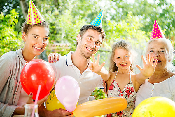 포토 JPG 주간 서양인 응시 여자 남자 딸 행복 할머니 어린이 손가락 가족 놀이 엄마 손녀 대가족 서기 미소 들기 사람 앉기 소녀 여러명 상반신 20대 성인 야외 앞모습 캐주얼 여름 30대 컬러풀 금발 파티 화목 고깔모자 가족라이프 아빠 60대 삼대 즐거움 체코 풍선 손뻗기 국내포토 자연요소 외국인 모자_잡화 라이프스타일 헤어스타일 손 시선 옷 계절 노년 감정 유럽 뷰포인트 컬러 다수 컨셉 관계 모션 표정 이벤트 청년 장년 손주 파일형식