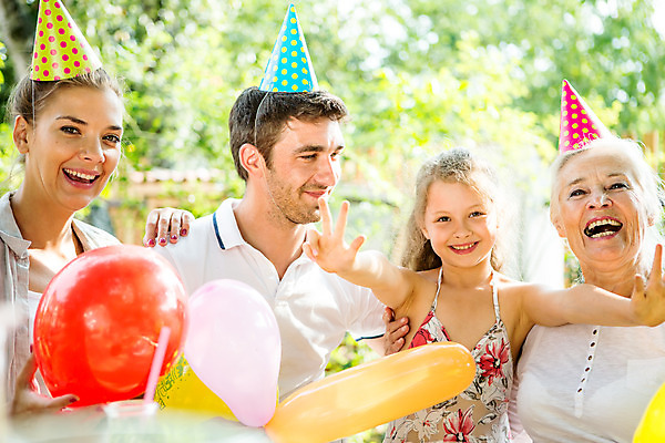 포토 JPG 주간 서양인 응시 여자 남자 딸 행복 할머니 어린이 손가락 가족 놀이 엄마 손녀 대가족 서기 미소 들기 사람 앉기 소녀 여러명 상반신 20대 성인 야외 앞모습 캐주얼 여름 30대 컬러풀 금발 파티 화목 고깔모자 가족라이프 아빠 60대 삼대 즐거움 체코 풍선 손뻗기 국내포토 자연요소 외국인 모자_잡화 라이프스타일 헤어스타일 손 시선 옷 계절 노년 감정 유럽 뷰포인트 컬러 다수 컨셉 관계 모션 표정 이벤트 청년 장년 손주 파일형식