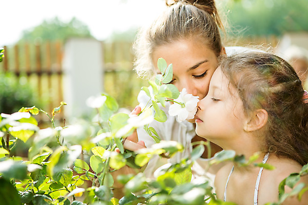 포토 JPG 주간 서양인 외국인 응시 여자 꽃 딸 어린이 가족 자연 모녀 엄마 서기 미소 사람 소녀 상반신 20대 야외 두명 옆모습 캐주얼 여름 금발 눈감음 화목 가족라이프 즐거움 향기 냄새 체코 여자만 국내포토 자연요소 식물 라이프스타일 헤어스타일 시선 옷 계절 감정 유럽 뷰포인트 컨셉 관계 모션 표정 인종 청년 생태계 파일형식