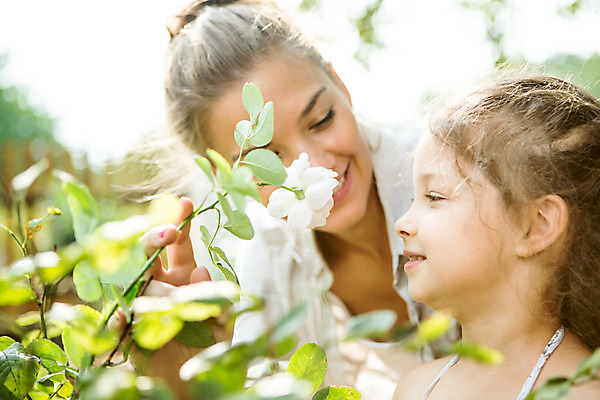 포토 JPG 주간 서양인 외국인 응시 여자 꽃 딸 어린이 가족 자연 모녀 엄마 서기 미소 사람 소녀 상반신 20대 야외 두명 옆모습 캐주얼 여름 금발 화목 가족라이프 즐거움 코 향기 냄새 체코 여자만 국내포토 자연요소 식물 라이프스타일 헤어스타일 시선 옷 계절 감정 유럽 뷰포인트 컨셉 관계 모션 표정 인종 청년 신체부위 생태계 파일형식