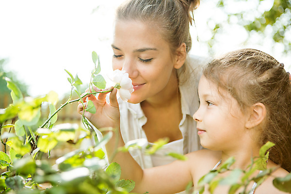 포토 JPG 주간 서양인 외국인 응시 여자 꽃 딸 어린이 가족 자연 모녀 엄마 서기 미소 사람 소녀 상반신 20대 야외 두명 옆모습 캐주얼 여름 금발 화목 가족라이프 즐거움 코 향기 냄새 체코 여자만 국내포토 자연요소 식물 라이프스타일 헤어스타일 시선 옷 계절 감정 유럽 뷰포인트 컨셉 관계 모션 표정 인종 청년 신체부위 생태계 파일형식
