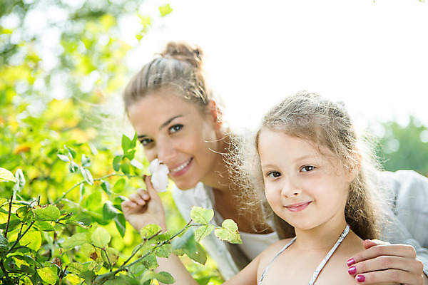 포토 JPG 주간 서양인 외국인 응시 여자 꽃 딸 어린이 가족 자연 모녀 엄마 서기 미소 사람 소녀 상반신 20대 야외 두명 앞모습 옆모습 캐주얼 여름 금발 화목 가족라이프 즐거움 코 향기 냄새 체코 여자만 국내포토 자연요소 식물 라이프스타일 헤어스타일 시선 옷 계절 감정 유럽 뷰포인트 컨셉 관계 모션 표정 인종 청년 신체부위 생태계 파일형식