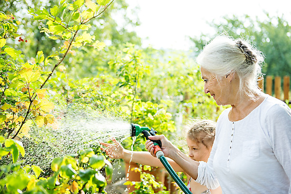 포토 JPG 주간 서양인 외국인 식물 여자 노년 할머니 어린이 가족 자연 손녀 미소 들기 사람 상반신 성인 야외 두명 옆모습 캐주얼 물 여름 금발 화목 물뿌리개 백발 가족라이프 60대 즐거움 물주기 체코 여자만 국내포토 자연요소 라이프스타일 헤어스타일 옷 계절 감정 유럽 뷰포인트 컨셉 관계 모션 표정 인종 손주 생태계 파일형식