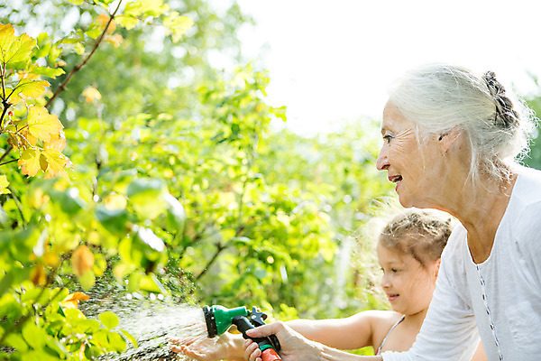 포토 JPG 주간 서양인 외국인 식물 여자 노년 할머니 어린이 가족 자연 손녀 미소 들기 사람 상반신 성인 야외 두명 옆모습 캐주얼 물 여름 금발 화목 물뿌리개 백발 가족라이프 60대 즐거움 물주기 체코 여자만 국내포토 자연요소 라이프스타일 헤어스타일 옷 계절 감정 유럽 뷰포인트 컨셉 관계 모션 표정 인종 손주 생태계 파일형식