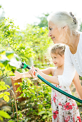 포토 JPG 주간 서양인 외국인 식물 여자 노년 할머니 어린이 가족 자연 손녀 미소 들기 사람 상반신 성인 야외 두명 옆모습 캐주얼 물 여름 금발 화목 물뿌리개 백발 가족라이프 60대 즐거움 물주기 체코 여자만 국내포토 자연요소 라이프스타일 헤어스타일 옷 계절 감정 유럽 뷰포인트 컨셉 관계 모션 표정 인종 손주 생태계 파일형식