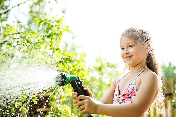 포토 JPG 주간 서양인 외국인 식물 손 여자 어린이 로우앵글 자연 한명 서기 미소 들기 사람 소녀 상반신 야외 옆모습 캐주얼 물 여름 금발 물뿌리개 즐거움 물주기 체코 소녀한명만 국내포토 자연요소 1 헤어스타일 옷 계절 감정 유럽 뷰포인트 모션 표정 인종 신체부위 생태계 여자한명만 소녀만 파일형식