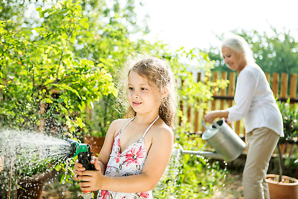 포토 JPG 주간 서양인 외국인 식물 여자 노년 할머니 어린이 가족 자연 손녀 미소 들기 사람 상반신 성인 야외 두명 옆모습 캐주얼 여름 금발 화목 물뿌리개 백발 가족라이프 60대 즐거움 물주기 체코 여자만 국내포토 자연요소 라이프스타일 헤어스타일 옷 계절 감정 유럽 뷰포인트 컨셉 관계 모션 표정 인종 손주 생태계 파일형식