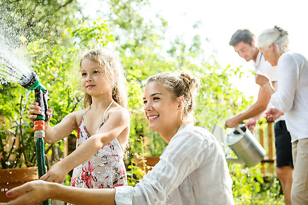 포토 JPG 주간 서양인 외국인 식물 손 응시 여자 남자 할머니 가족 자연 엄마 대가족 서기 미소 들기 사람 앉기 여러명 상반신 20대 성인 야외 옆모습 캐주얼 물 여름 30대 금발 화목 물뿌리개 백발 가족라이프 아빠 60대 즐거움 물주기 체코 국내포토 자연요소 라이프스타일 헤어스타일 시선 옷 계절 노년 감정 유럽 뷰포인트 다수 컨셉 관계 모션 표정 인종 청년 신체부위 장년 생태계 파일형식