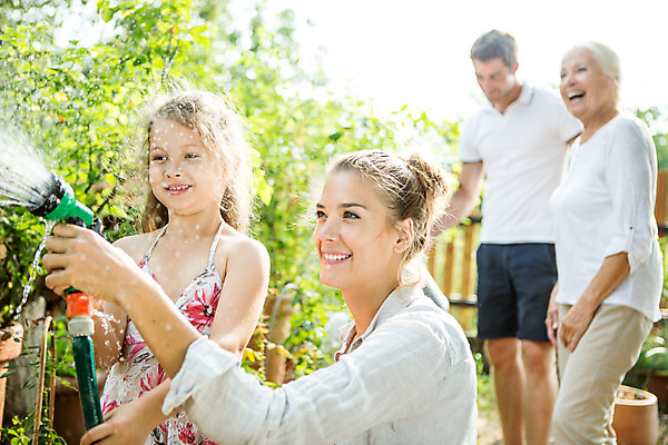 포토 JPG 주간 서양인 외국인 식물 손 응시 여자 남자 할머니 가족 자연 엄마 대가족 서기 미소 들기 사람 앉기 여러명 상반신 20대 성인 야외 옆모습 캐주얼 물 여름 30대 금발 화목 물뿌리개 백발 가족라이프 아빠 60대 즐거움 물주기 체코 국내포토 자연요소 라이프스타일 헤어스타일 시선 옷 계절 노년 감정 유럽 뷰포인트 다수 컨셉 관계 모션 표정 인종 청년 신체부위 장년 생태계 파일형식