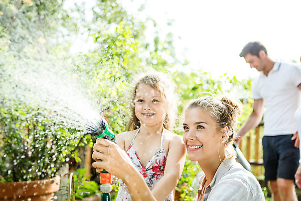포토 JPG 주간 전신 서양인 외국인 식물 손 응시 여자 남자 딸 어린이 가족 자연 엄마 서기 미소 들기 사람 앉기 20대 성인 야외 옆모습 캐주얼 세명 물 여름 30대 금발 화목 물뿌리개 가족라이프 아빠 즐거움 물주기 체코 국내포토 자연요소 라이프스타일 헤어스타일 시선 옷 계절 감정 유럽 뷰포인트 컨셉 관계 모션 표정 인종 청년 신체부위 장년 생태계 파일형식