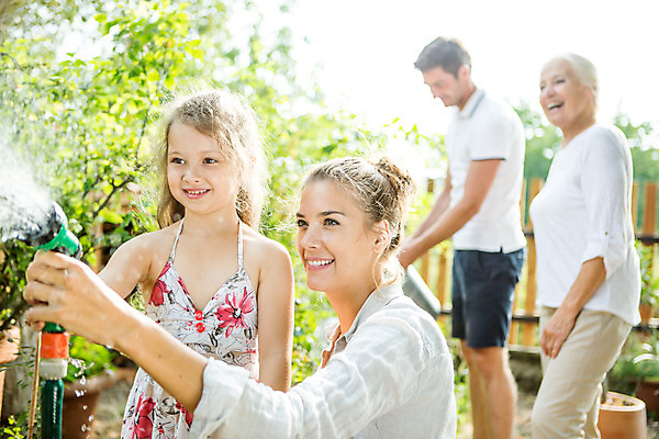 포토 JPG 주간 서양인 외국인 식물 손 응시 여자 남자 딸 할머니 어린이 가족 자연 엄마 대가족 서기 미소 들기 사람 앉기 여러명 상반신 20대 성인 야외 옆모습 캐주얼 물 여름 30대 금발 화목 물뿌리개 백발 가족라이프 아빠 60대 즐거움 물주기 체코 국내포토 자연요소 라이프스타일 헤어스타일 시선 옷 계절 노년 감정 유럽 뷰포인트 다수 컨셉 관계 모션 표정 인종 청년 신체부위 장년 생태계 파일형식