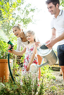 포토 JPG 주간 전신 서양인 외국인 식물 손 응시 여자 남자 딸 어린이 가족 자연 엄마 서기 미소 들기 사람 앉기 20대 성인 야외 옆모습 캐주얼 세명 물 여름 30대 금발 화목 물뿌리개 가족라이프 아빠 즐거움 물주기 체코 국내포토 자연요소 라이프스타일 헤어스타일 시선 옷 계절 감정 유럽 뷰포인트 컨셉 관계 모션 표정 인종 청년 신체부위 장년 생태계 파일형식