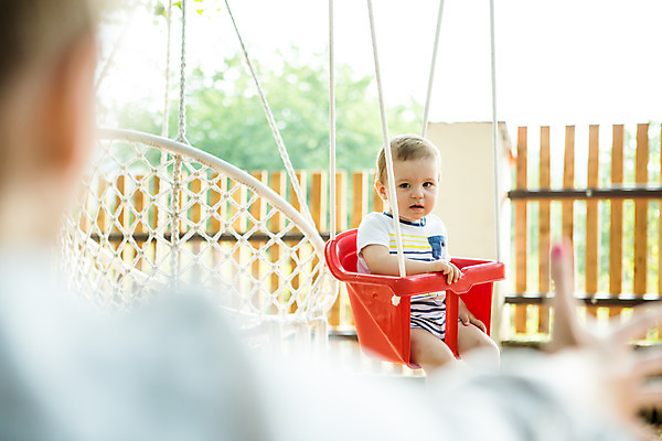 포토 JPG 주간 전신 서양인 외국인 응시 여자 남자 아들 가족 엄마 사람 앉기 상반신 20대 성인 야외 두명 캐주얼 여름 금발 화목 아기 가족라이프 즐거움 그네 체코 손뻗기 놀기 국내포토 모자관계 자연요소 라이프스타일 헤어스타일 시선 옷 계절 감정 유럽 컨셉 관계 모션 인종 청년 파일형식