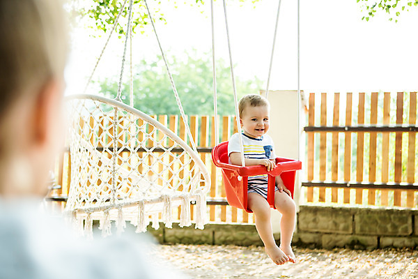 포토 JPG 주간 전신 서양인 외국인 응시 여자 남자 아들 가족 엄마 사람 앉기 20대 성인 야외 두명 캐주얼 여름 금발 화목 아기 가족라이프 즐거움 그네 체코 손뻗기 놀기 국내포토 모자관계 자연요소 라이프스타일 헤어스타일 시선 옷 계절 감정 유럽 컨셉 관계 모션 인종 청년 파일형식