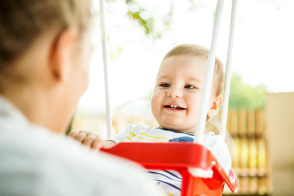 포토 JPG 주간 서양인 외국인 응시 여자 아들 가족 엄마 미소 사람 앉기 상반신 20대 성인 야외 두명 캐주얼 여름 금발 화목 아기 가족라이프 즐거움 그네 체코 놀기 국내포토 모자관계 자연요소 라이프스타일 헤어스타일 시선 옷 계절 감정 유럽 컨셉 관계 모션 표정 인종 청년 파일형식