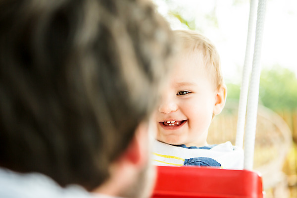 포토 JPG 주간 서양인 외국인 응시 남자 아들 가족 미소 사람 앉기 상반신 성인 야외 두명 캐주얼 여름 30대 금발 화목 아기 가족라이프 아빠 즐거움 그네 체코 놀기 부자지간 남자만 국내포토 자연요소 라이프스타일 헤어스타일 시선 옷 계절 감정 유럽 컨셉 관계 모션 표정 인종 장년 파일형식