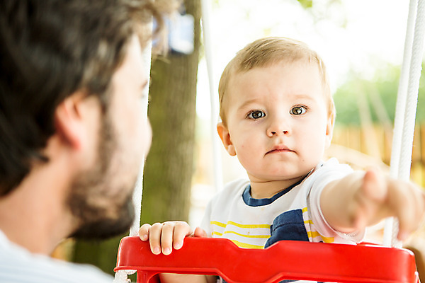 포토 JPG 주간 서양인 외국인 응시 남자 아들 가족 사람 앉기 상반신 성인 야외 두명 앞모습 캐주얼 여름 30대 금발 화목 가리킴 아기 가족라이프 아빠 즐거움 그네 체코 놀기 부자지간 남자만 국내포토 자연요소 라이프스타일 헤어스타일 시선 옷 계절 감정 유럽 뷰포인트 컨셉 관계 모션 인종 손짓 장년 파일형식