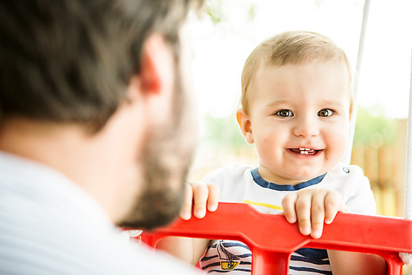 포토 JPG 주간 서양인 외국인 남자 아들 가족 미소 사람 앉기 상반신 성인 야외 두명 앞모습 캐주얼 여름 금발 화목 아기 가족라이프 아빠 즐거움 그네 체코 놀기 부자지간 남자만 국내포토 자연요소 라이프스타일 헤어스타일 옷 계절 감정 유럽 뷰포인트 컨셉 관계 모션 표정 인종 파일형식
